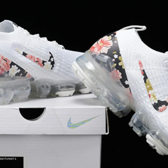 Women Nike air vapormax white sneakers - Picture 8 of 8